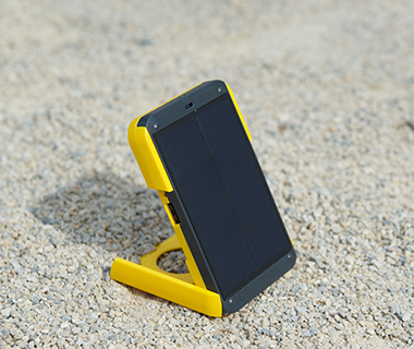 201405-w-beach-gadgets-wakawaka-solar-pack